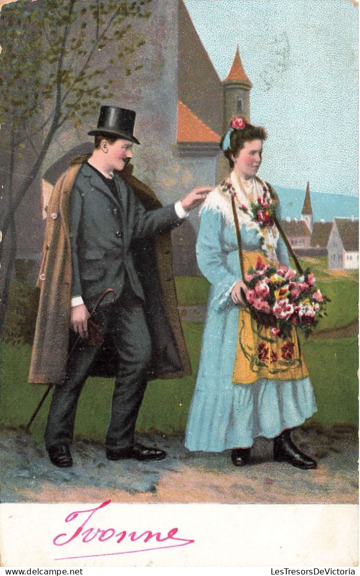 COUPLE - Un Couple Dans La Rue - Homme En Costume Et Marchande - Carte Postale Ancienne - Paare