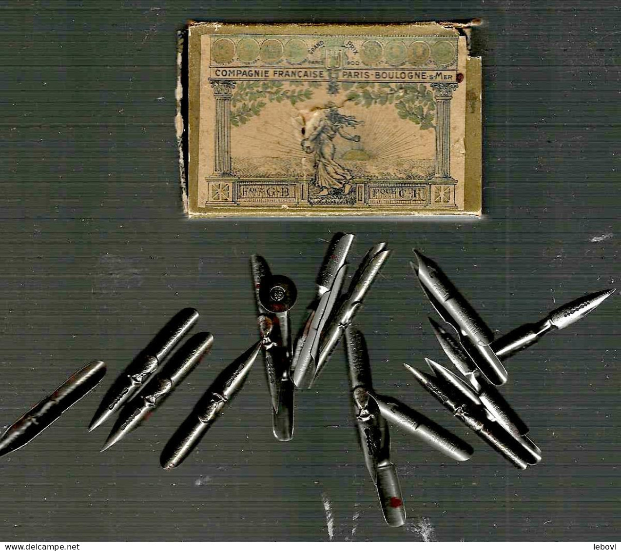 COMPAGNIE FRANCAISE SERMAJOR Paris - - Grande Boîte Ouverte Contenant Des Centaines De Plumes DIVERSES - Pens