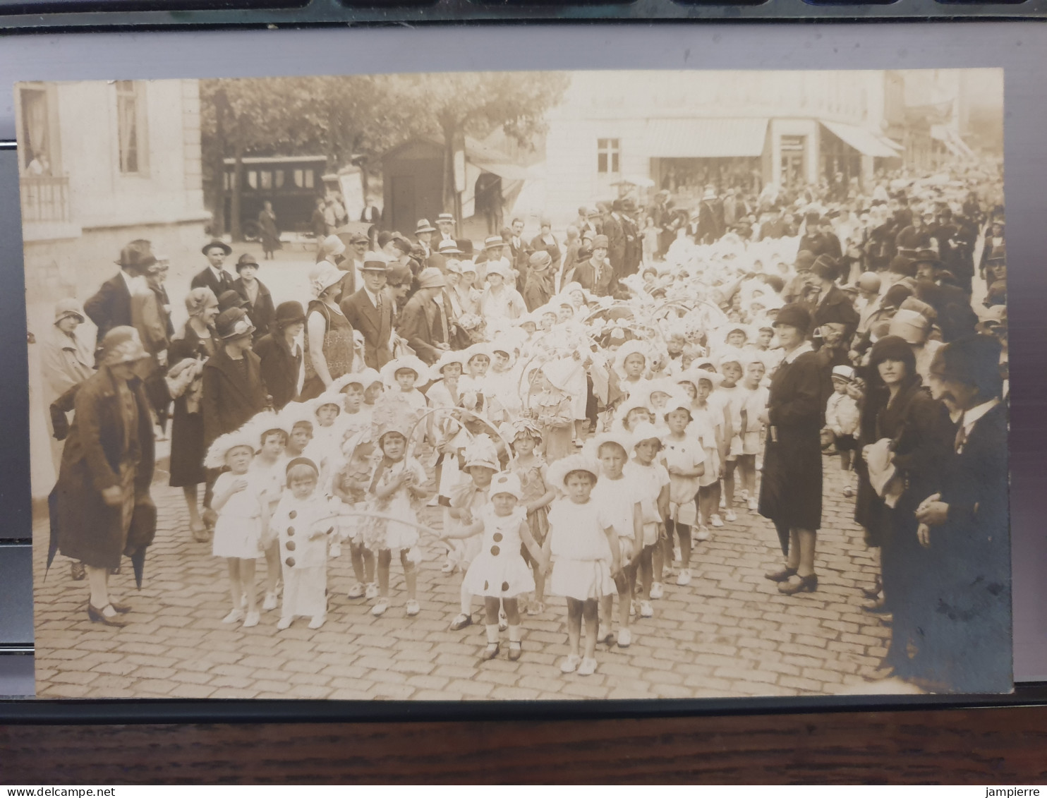 Montceau-les-Mines (deux Cartes Photos) Défilé, Carnaval - Avenue De La République - Montceau Les Mines