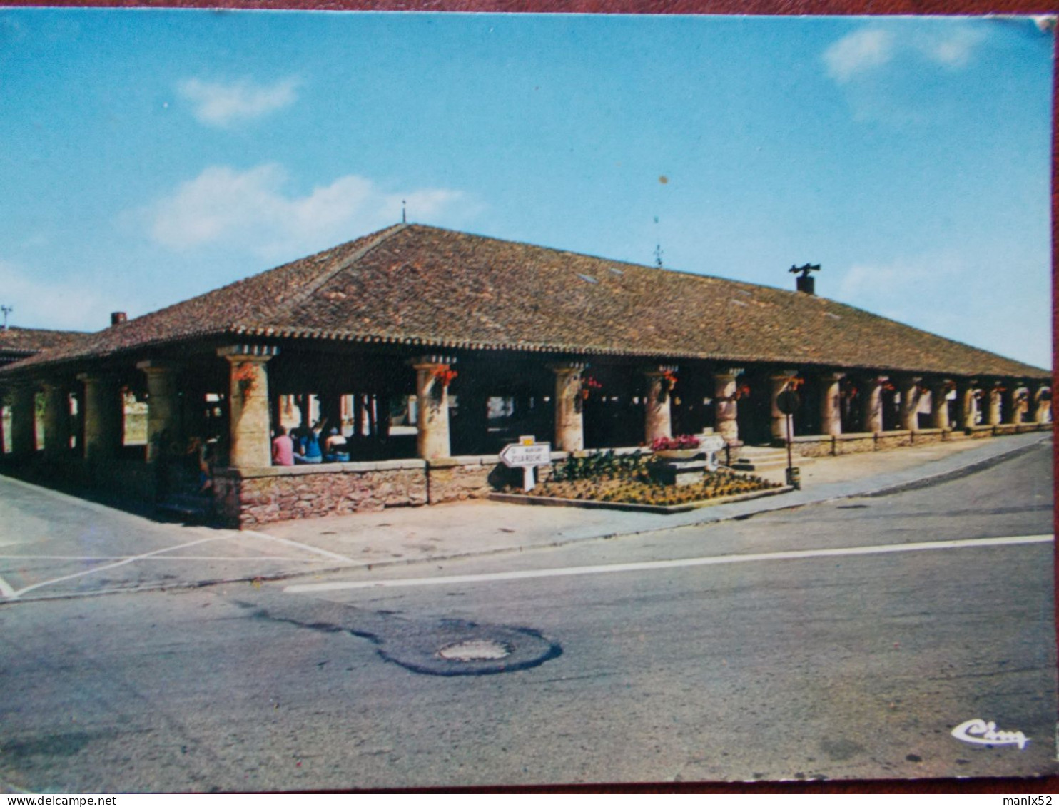 85 - MOUTIERS Les MAUXFAITS - Les Halles Construites En 1764. - Moutiers Les Mauxfaits