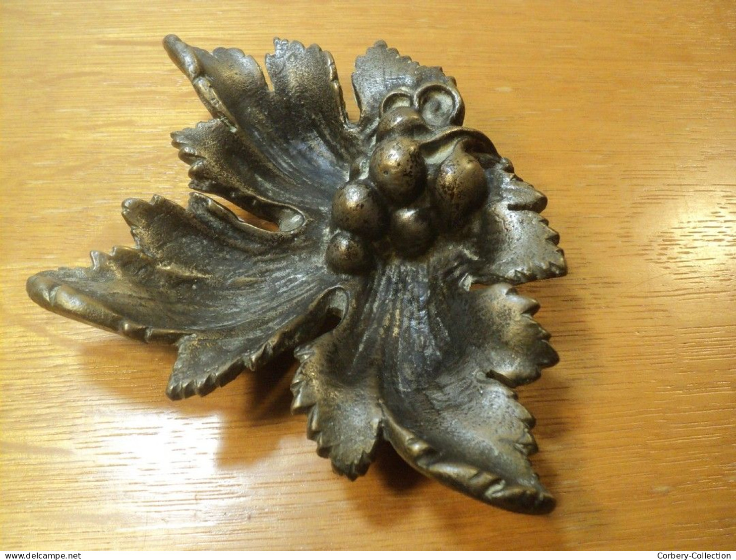 Ancien Cendrier En Bronze Feuille De Vigne Raisin. - Metal