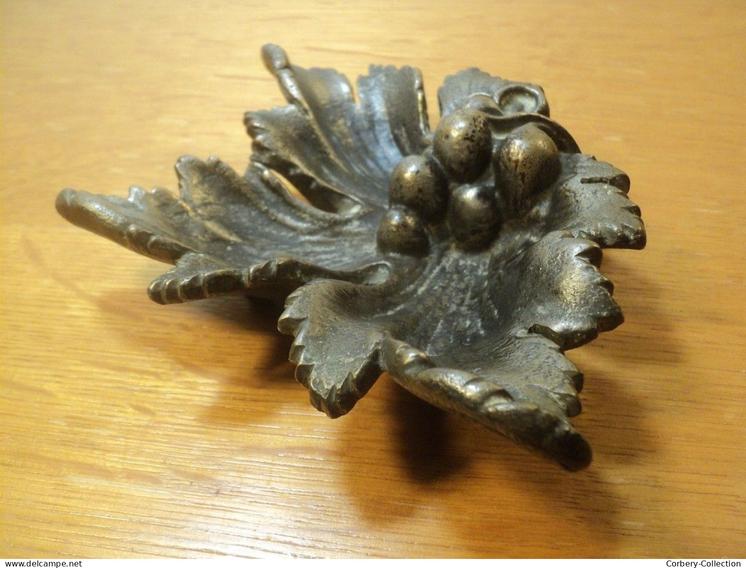 Ancien Cendrier En Bronze Feuille De Vigne Raisin. - Metall