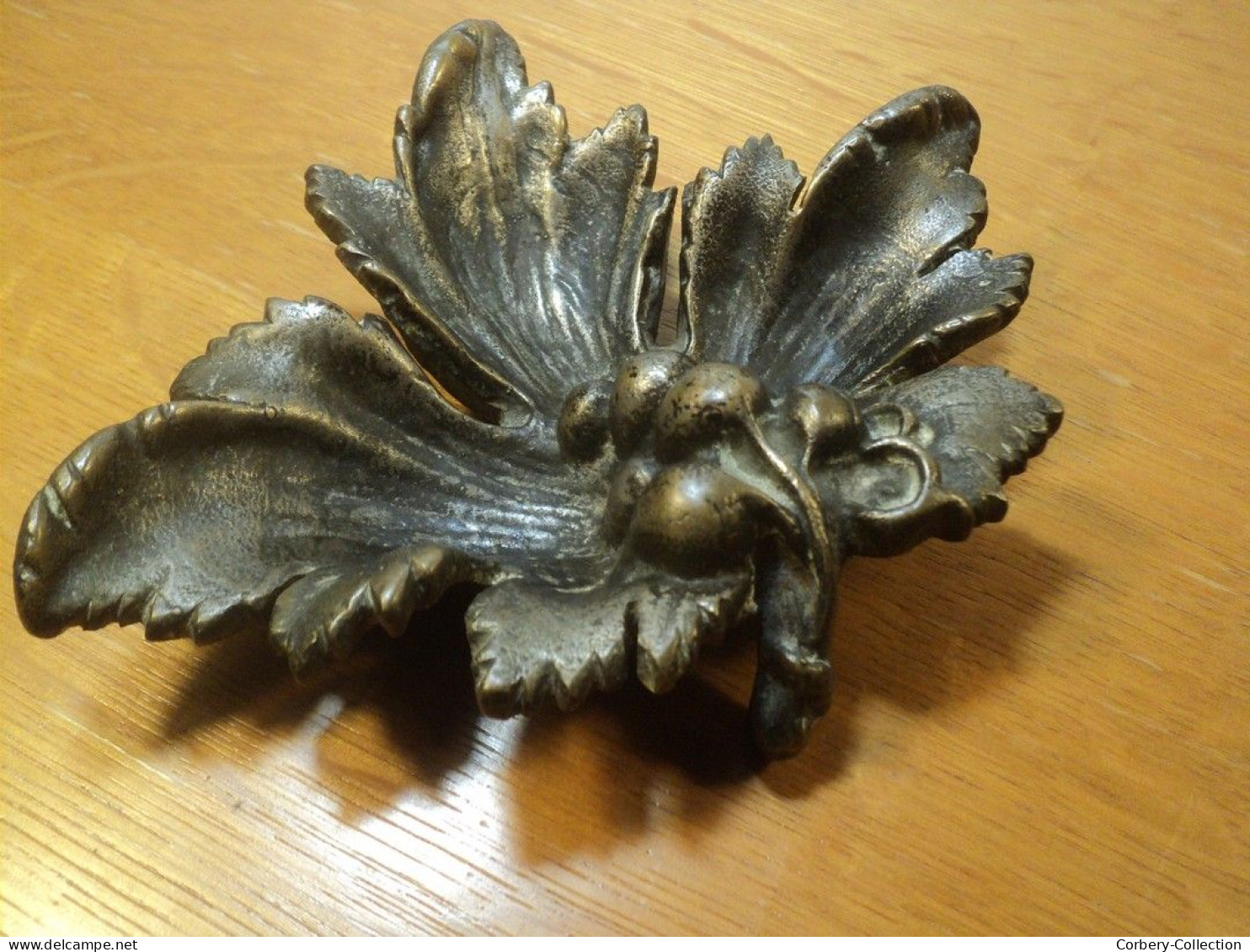 Ancien Cendrier En Bronze Feuille De Vigne Raisin. - Metall