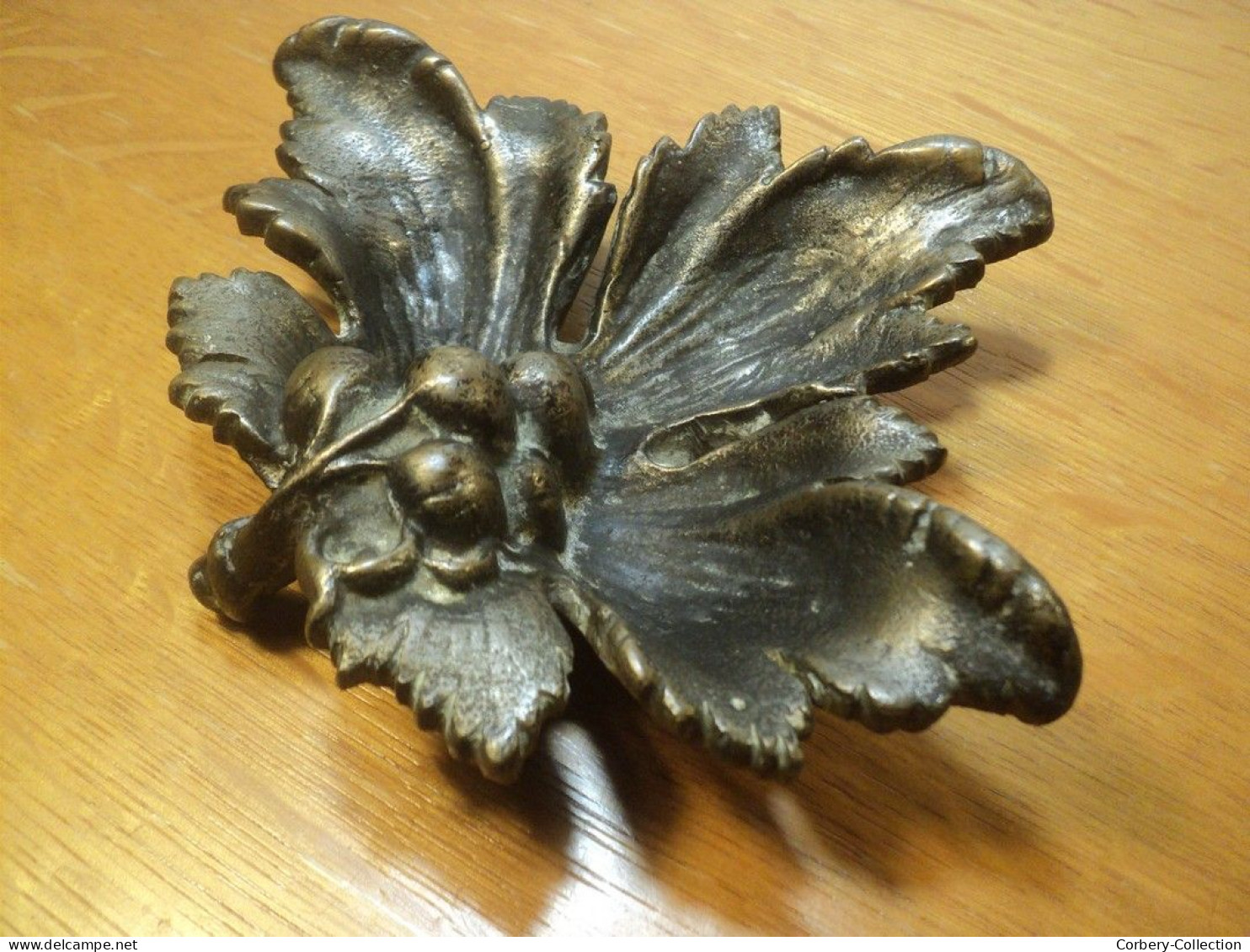 Ancien Cendrier En Bronze Feuille De Vigne Raisin. - Metall