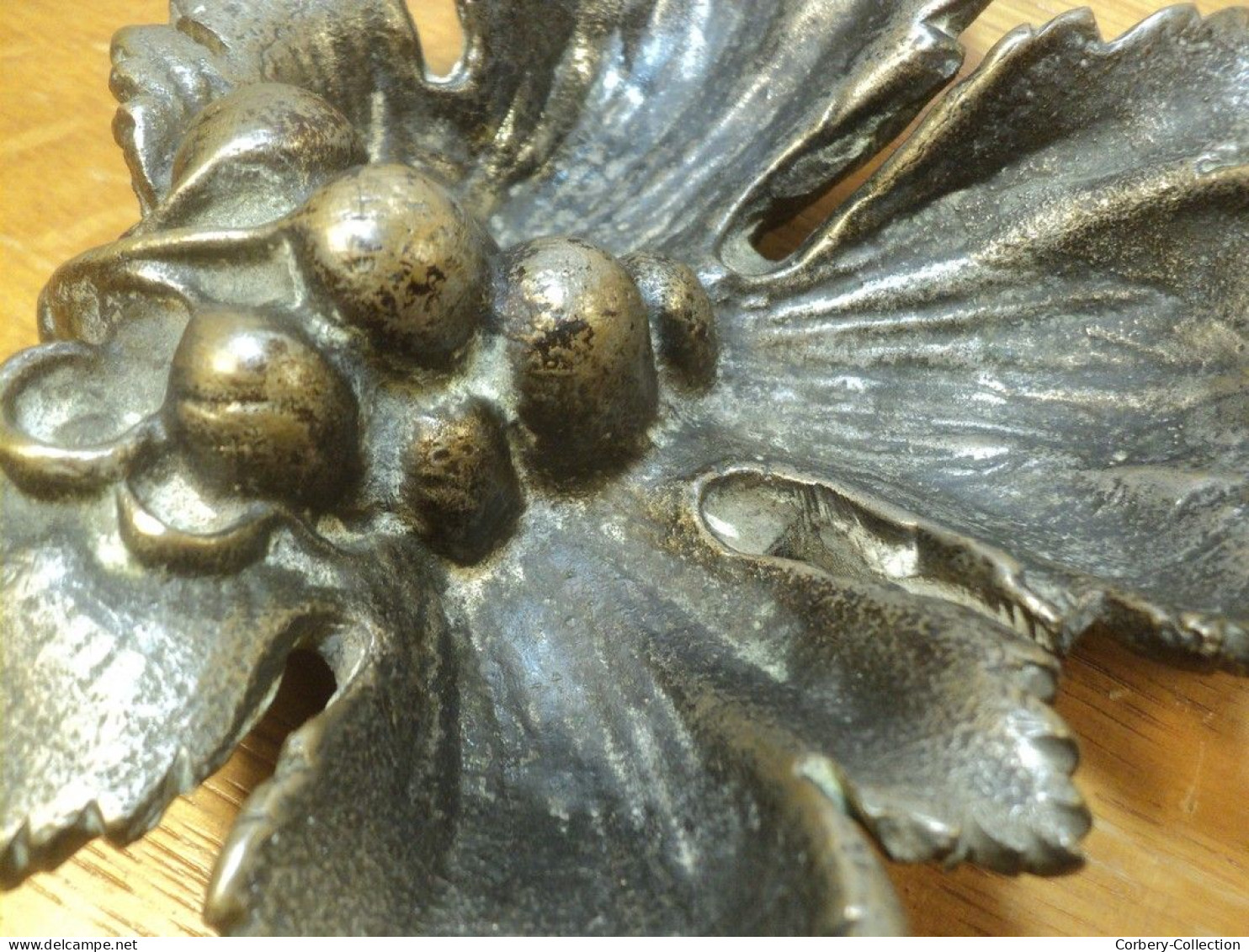 Ancien Cendrier En Bronze Feuille De Vigne Raisin. - Metall