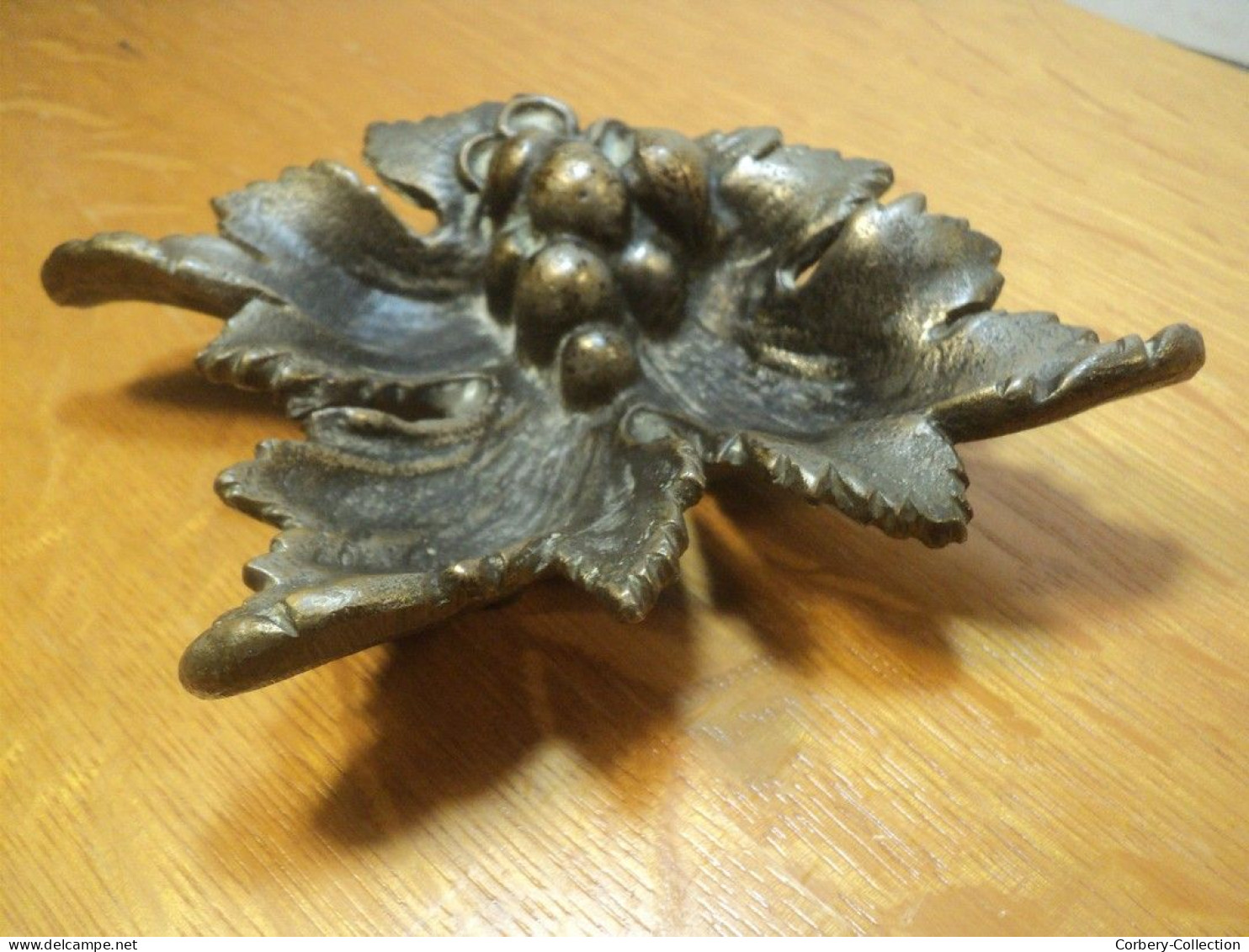 Ancien Cendrier en Bronze Feuille de Vigne Raisin.