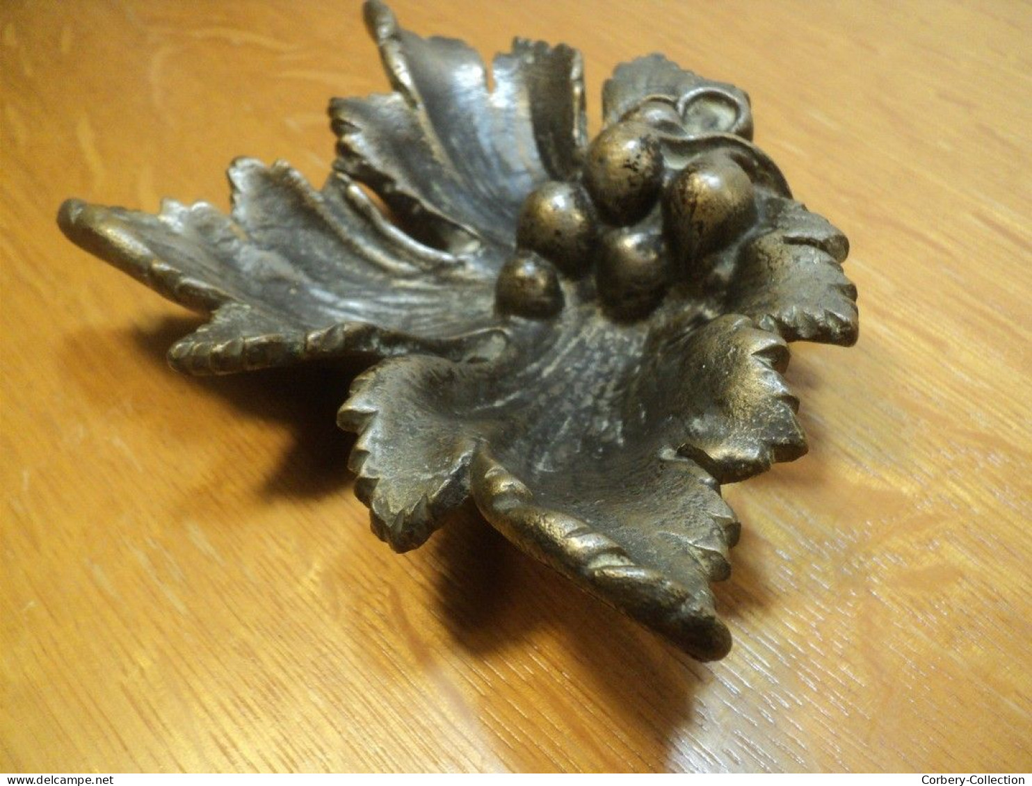 Ancien Cendrier en Bronze Feuille de Vigne Raisin.