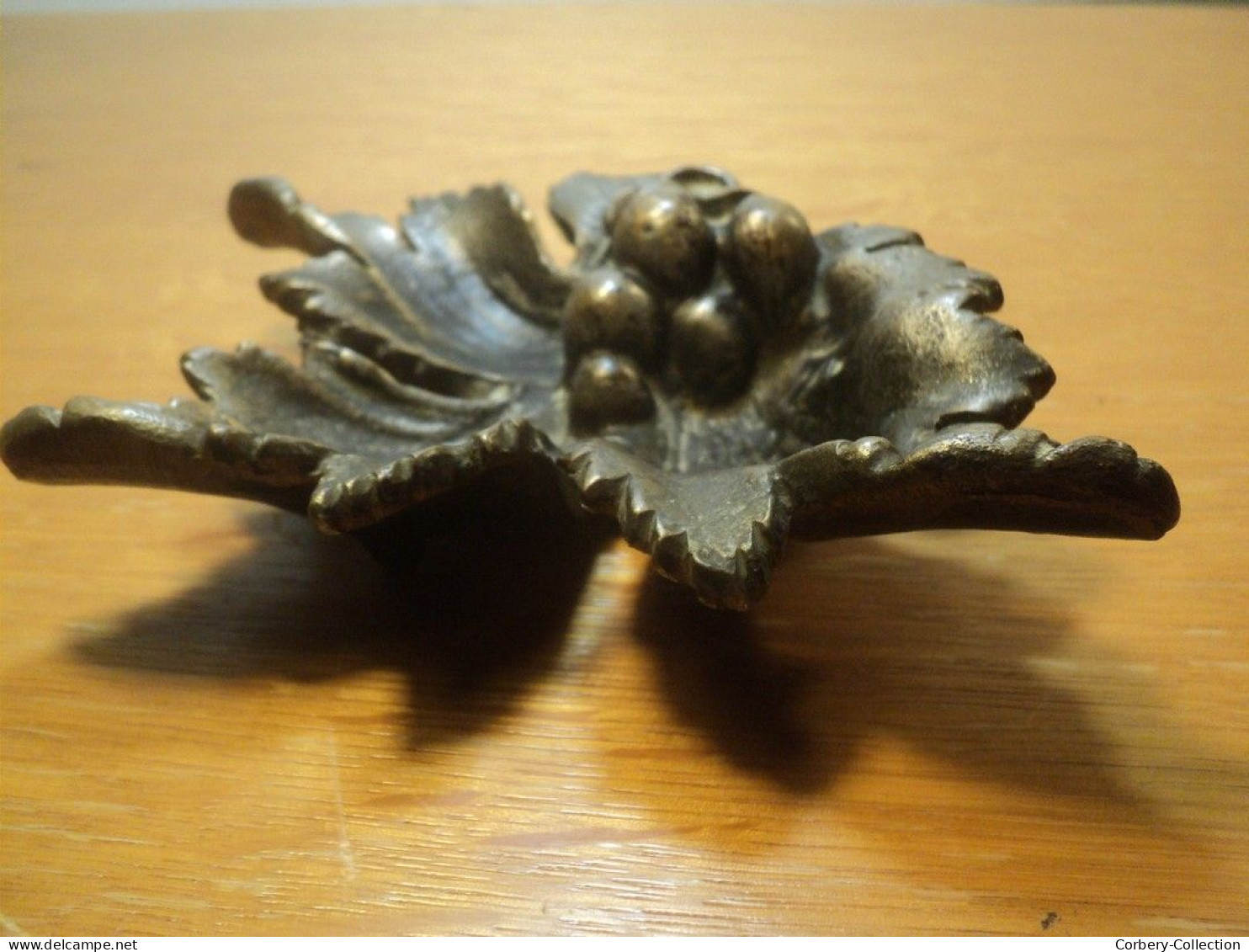 Ancien Cendrier en Bronze Feuille de Vigne Raisin.