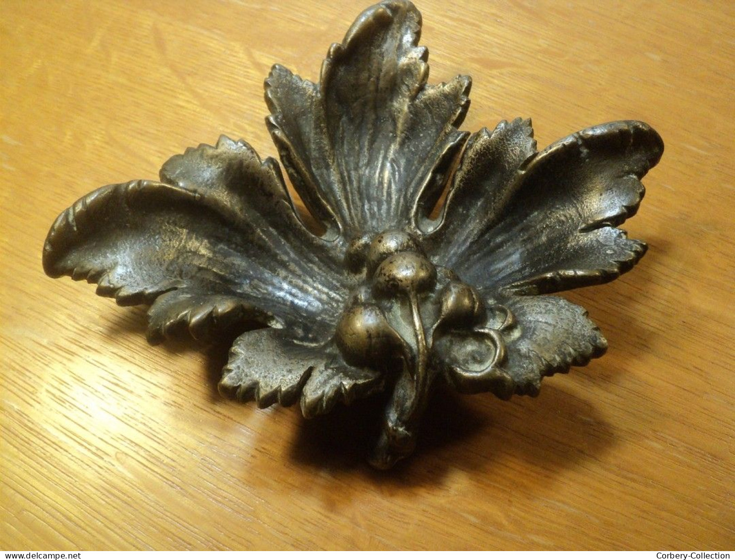 Ancien Cendrier en Bronze Feuille de Vigne Raisin.