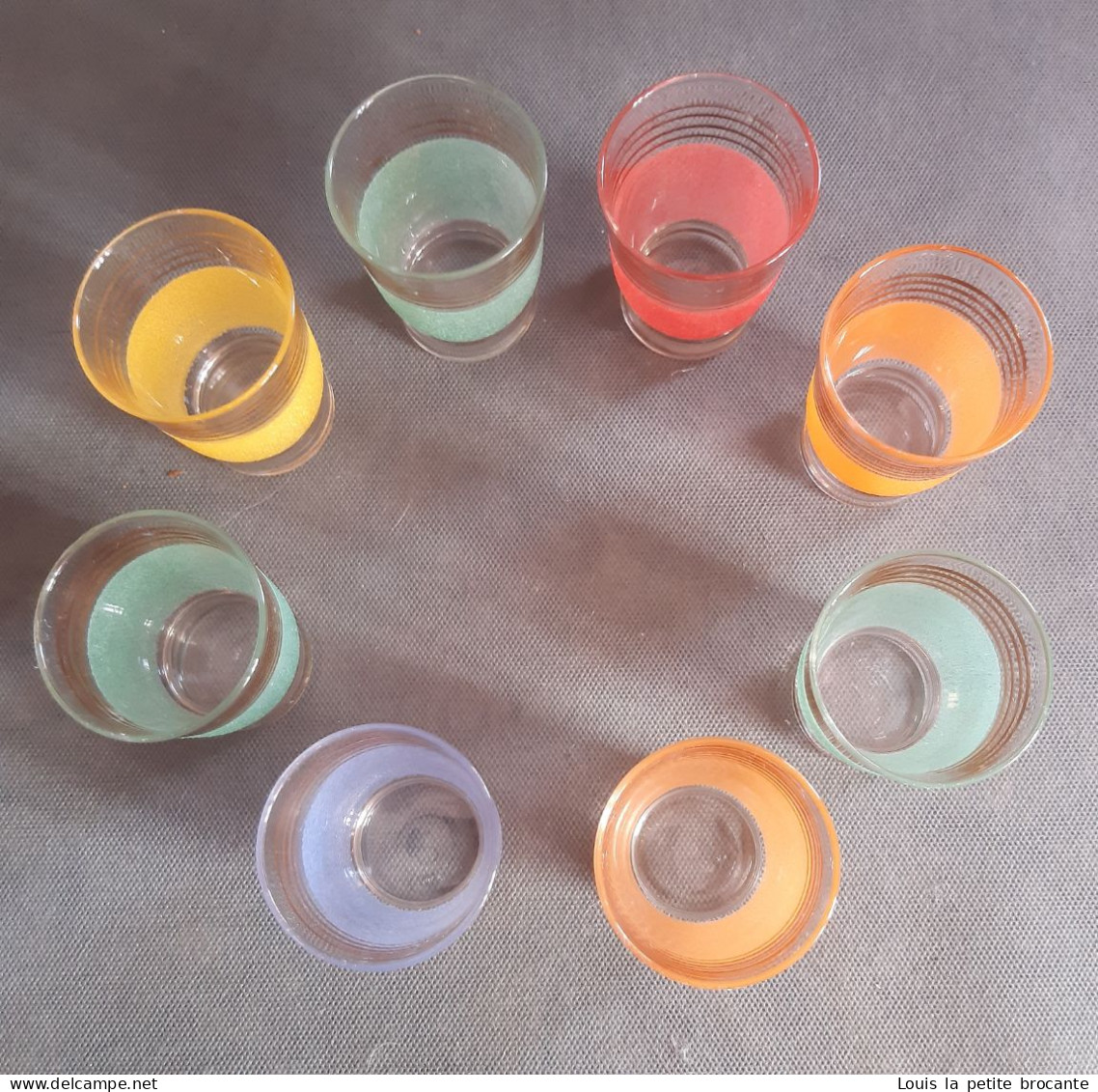 Lot De 8 Verres à Liqueur Vintage  Années 60/70 En Différentes Couleurs Aspect  Givré Ou Granité, Et Dorures - Verres