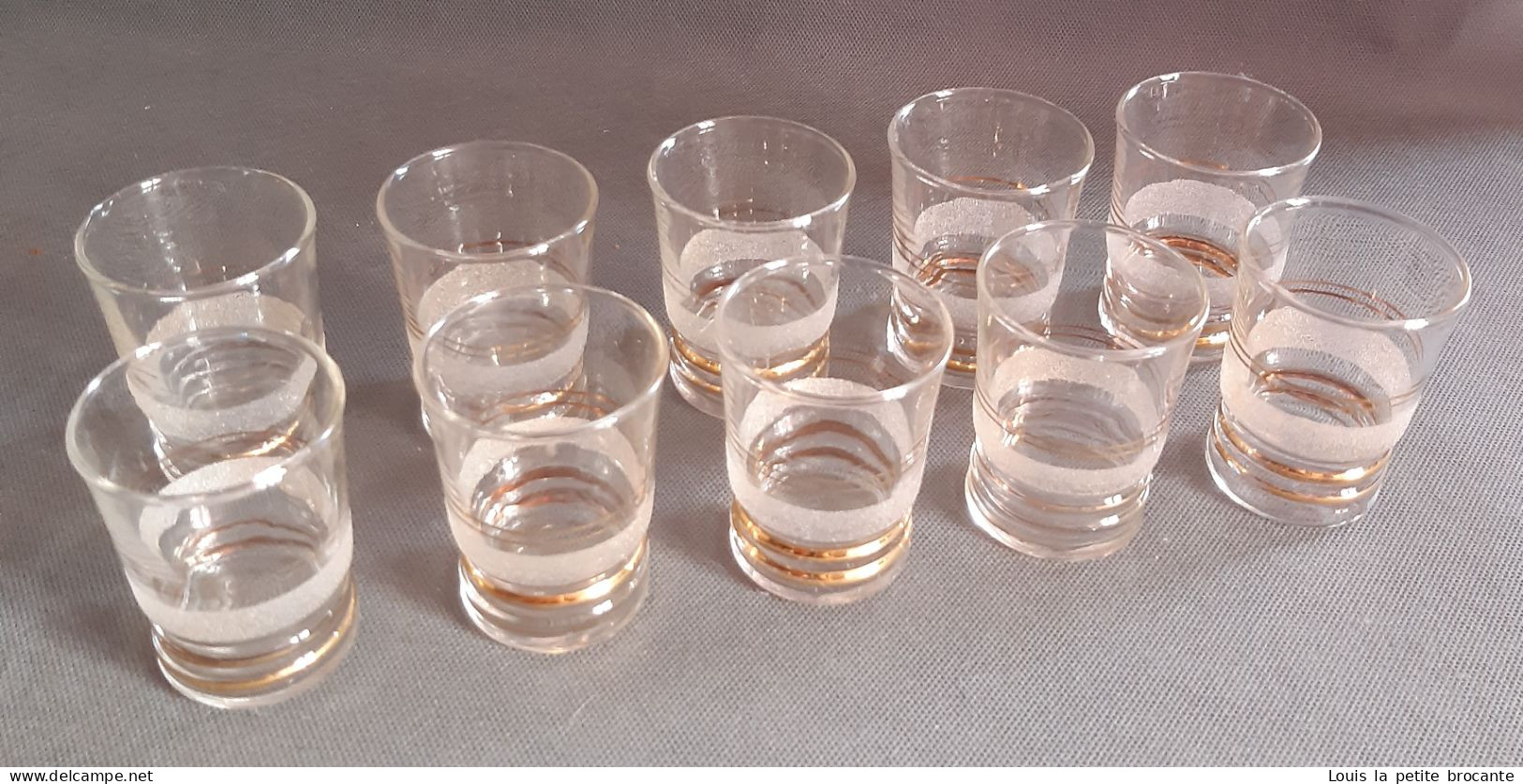 Lot De 10 Verres à Liqueur Vintage  Années 60/70 En Couleur Blanche Aspect  Givré Ou Granité, Et Dorures. - Vasos