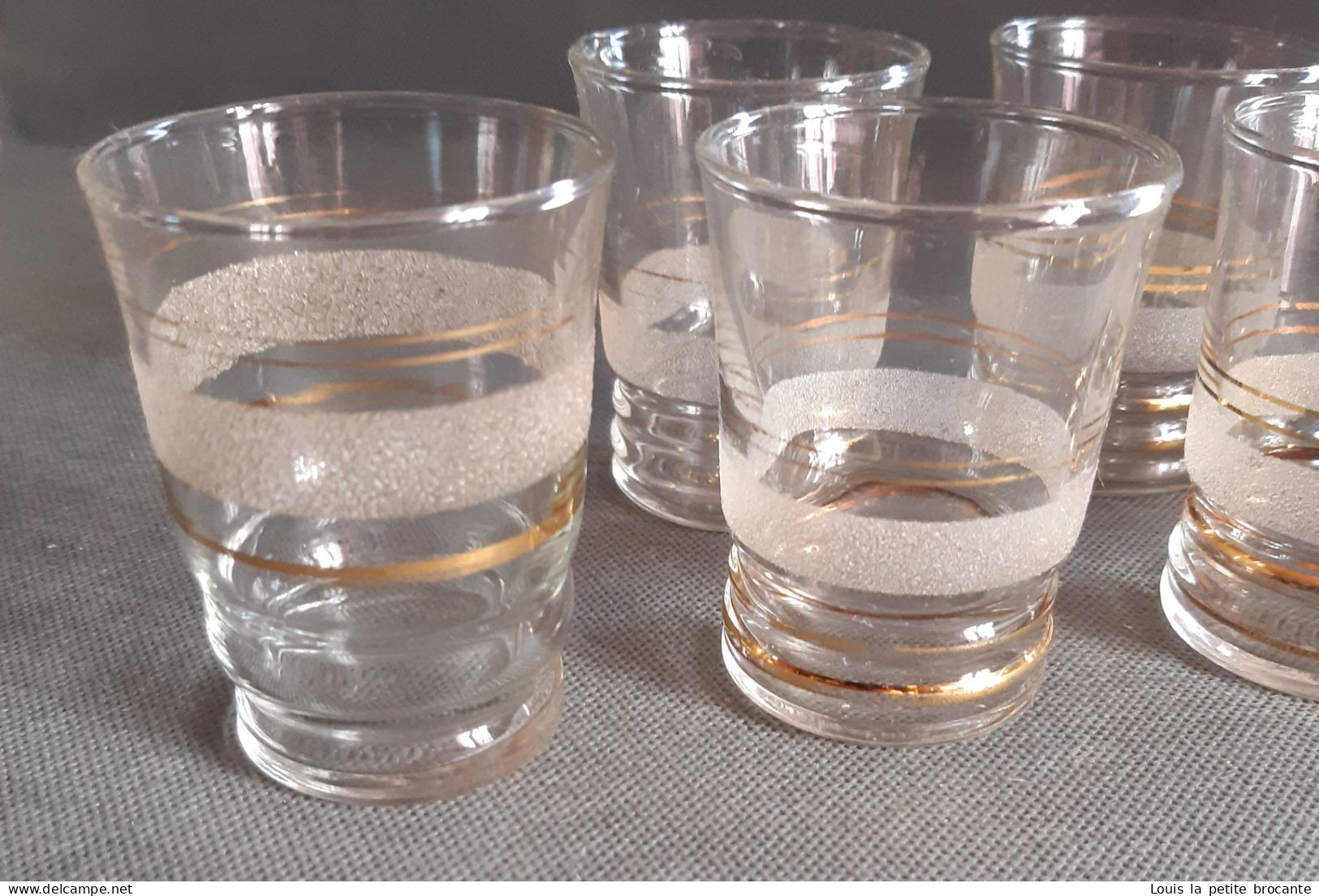 Lot De 10 Verres à Liqueur Vintage  Années 60/70 En Couleur Blanche Aspect  Givré Ou Granité, Et Dorures. - Vasos