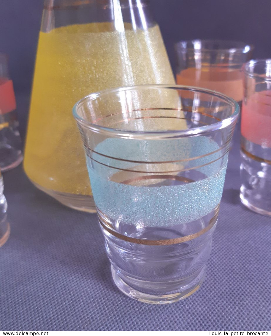 Service à Liqueur Vintage Années 60/70, Avec Une Carafe Jaune Et 6 Verres En 3 Fois 2 Couleurs,  Aspect  Givré Ou Granit - Verres