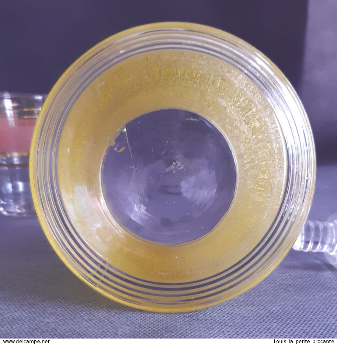 Service à liqueur vintage années 60/70, avec une carafe jaune et 6 verres en 3 fois 2 couleurs,  aspect  givré ou granit