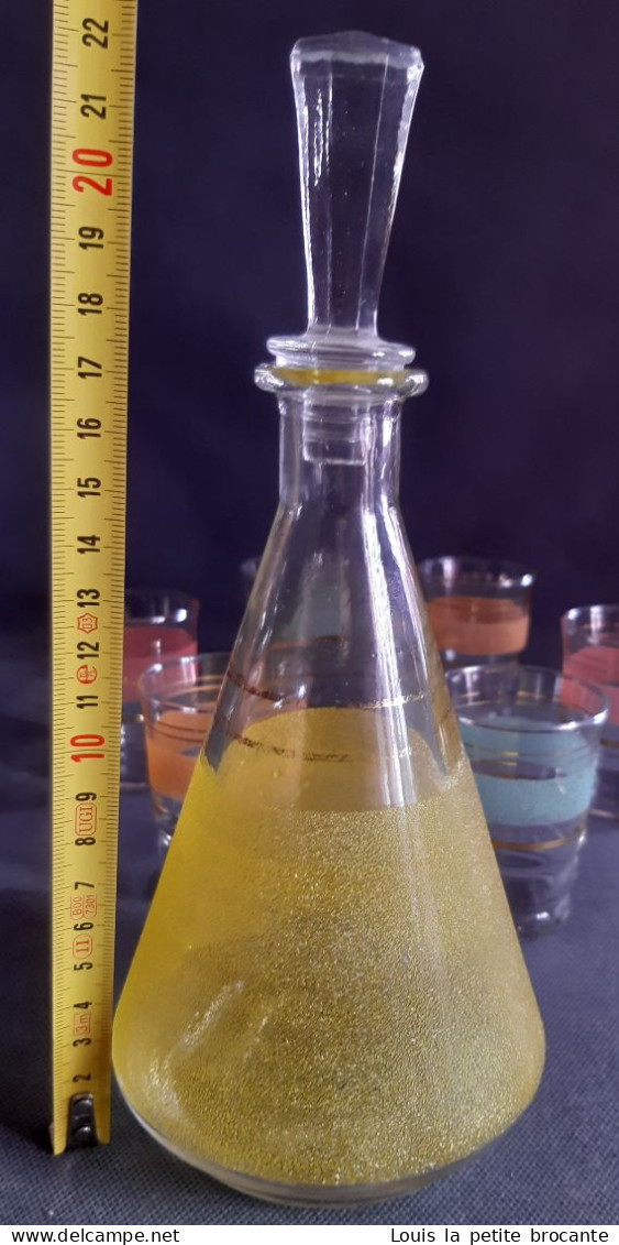 Service à liqueur vintage années 60/70, avec une carafe jaune et 6 verres en 3 fois 2 couleurs,  aspect  givré ou granit