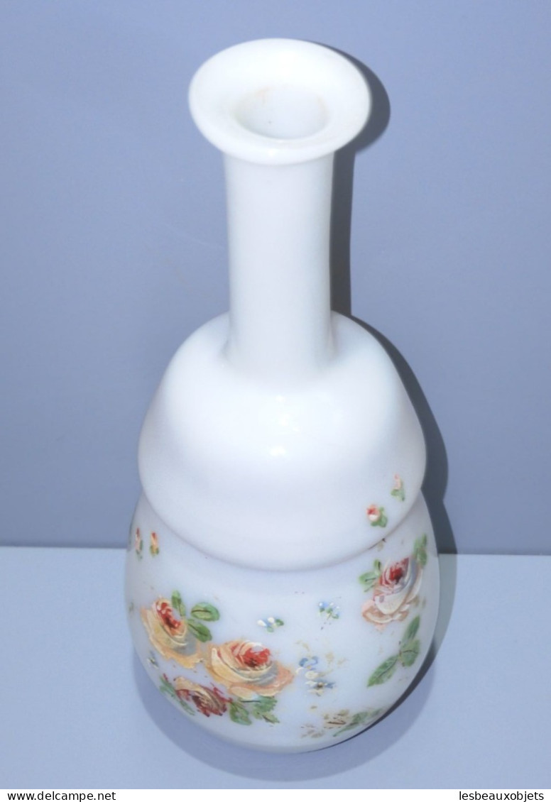 -ANCIENNE BOUTEILLE En OPALINE BLANCHE Décor Roses Peintes émail Vitrine    E - Vases