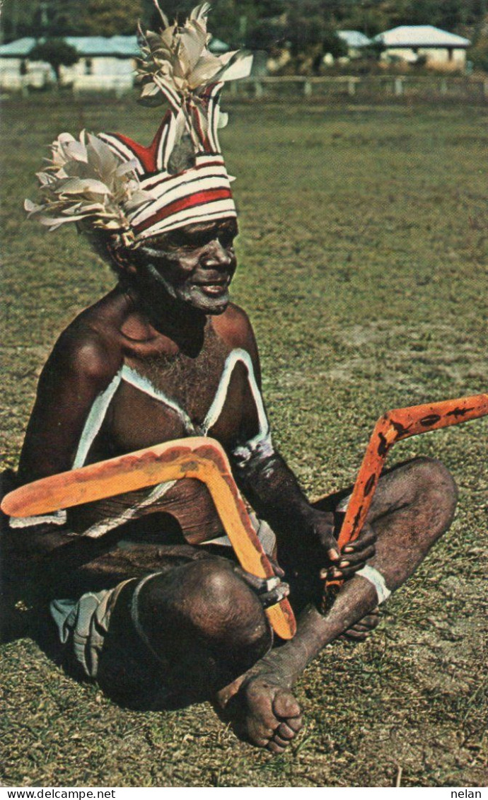 AUSTRALIAN ABORIGINAL WITH BOOMERANGS - Aborigeni