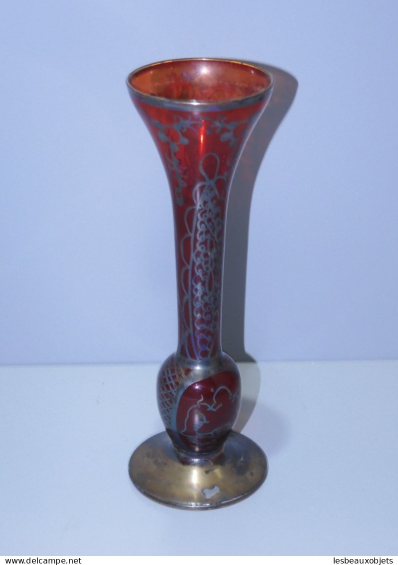 -JOLI ANCIEN VASE SOLIFLORE VERRE PEINT ROUGE Décor MOTIFS Argentés    E - Vazen