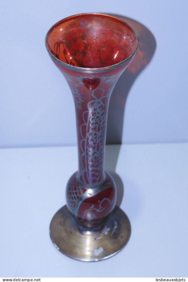 -JOLI ANCIEN VASE SOLIFLORE VERRE PEINT ROUGE Décor MOTIFS Argentés    E - Vases