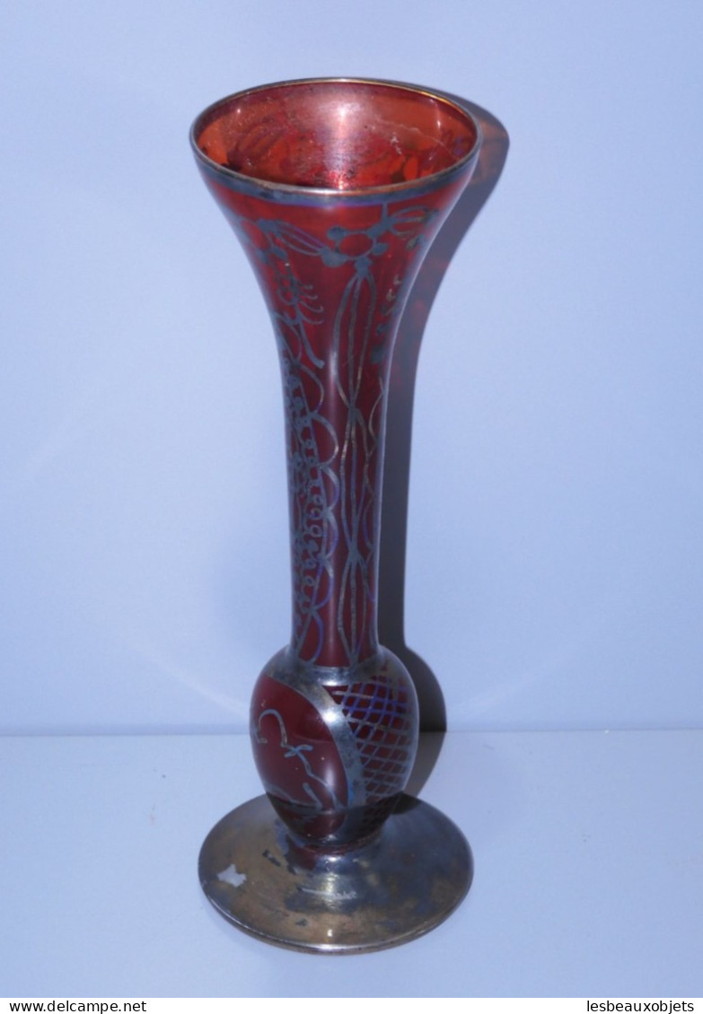 -JOLI ANCIEN VASE SOLIFLORE VERRE PEINT ROUGE Décor MOTIFS Argentés    E - Vasen