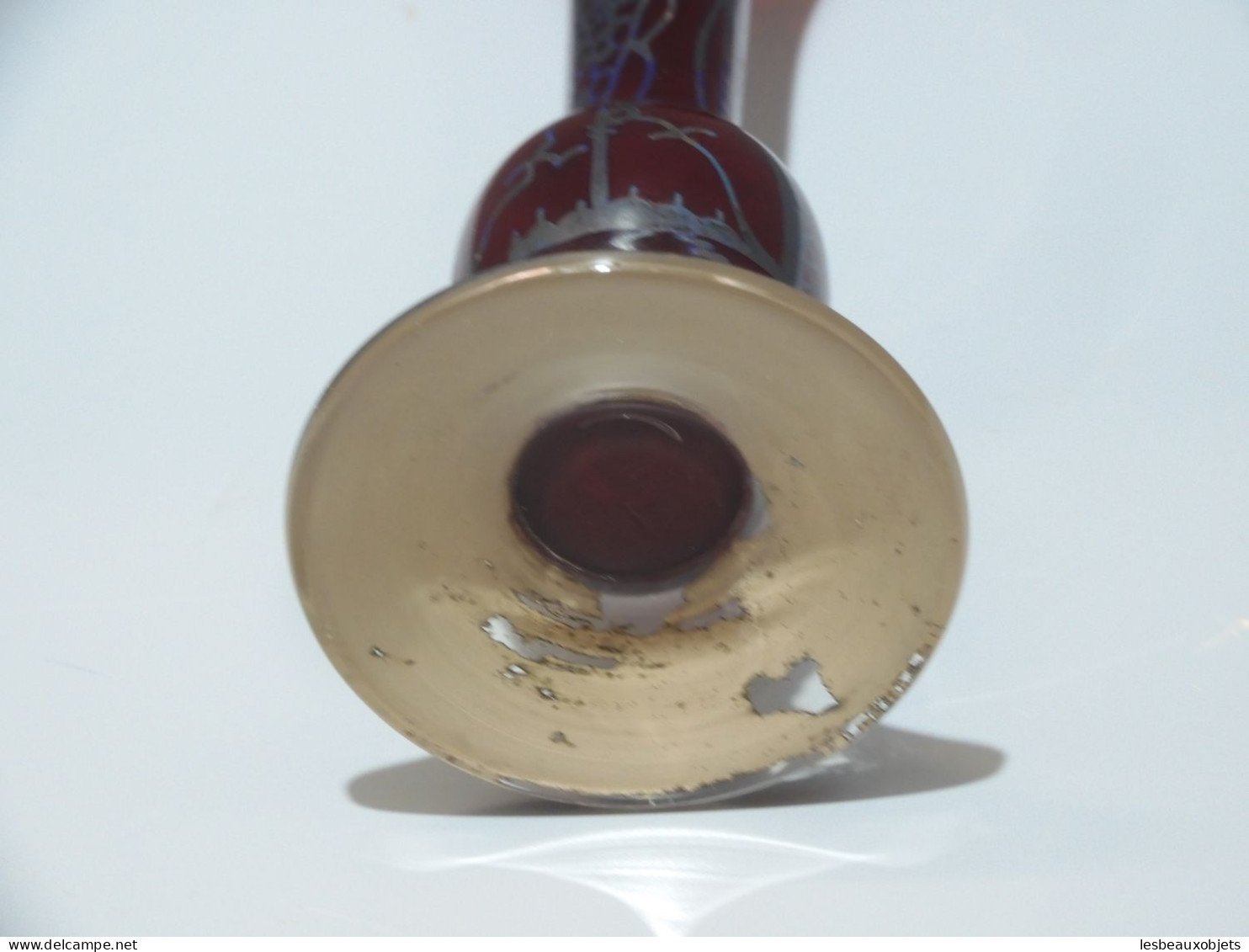 -JOLI ANCIEN VASE SOLIFLORE VERRE PEINT ROUGE Décor MOTIFS Argentés    E