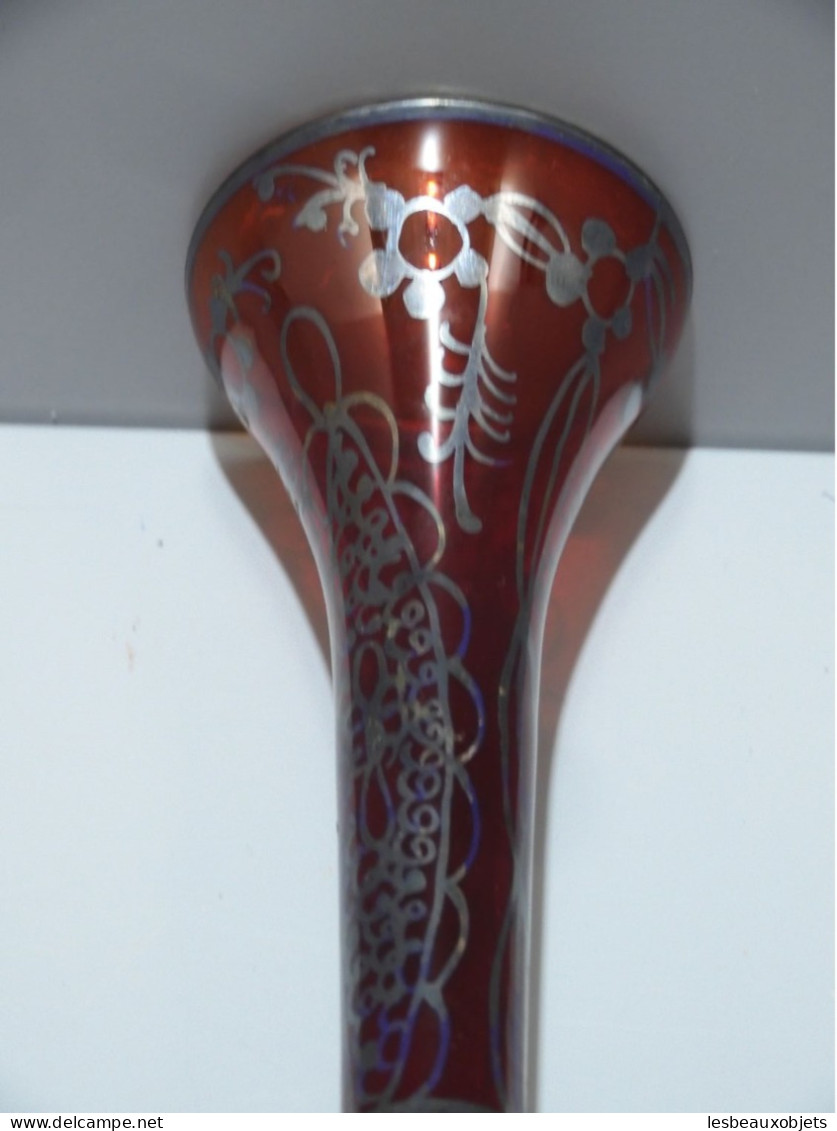 -JOLI ANCIEN VASE SOLIFLORE VERRE PEINT ROUGE Décor MOTIFS Argentés    E