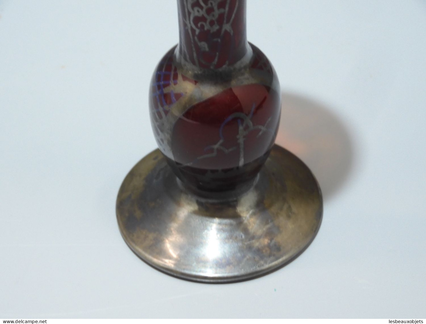 -JOLI ANCIEN VASE SOLIFLORE VERRE PEINT ROUGE Décor MOTIFS Argentés    E