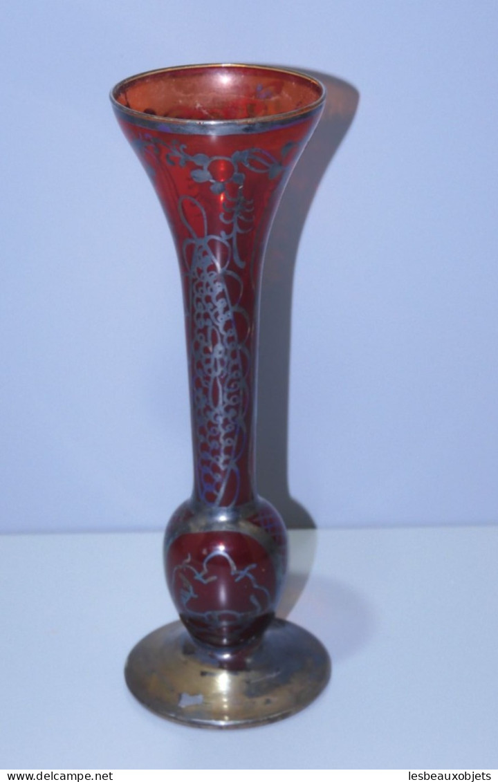 -JOLI ANCIEN VASE SOLIFLORE VERRE PEINT ROUGE Décor MOTIFS Argentés    E