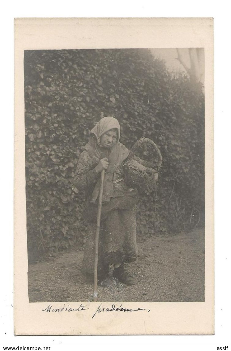 ( Pyrénées Orientales ) Carte Photo " Mendiante Pradéenne "   Prades - Prades