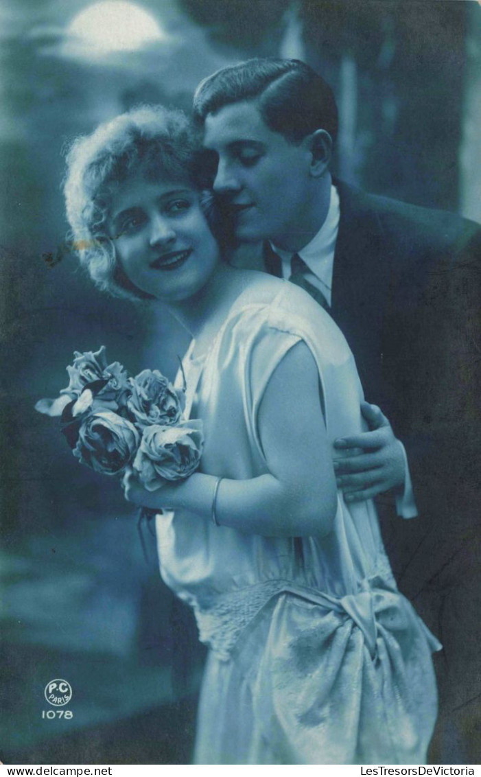 COUPLE - Une Femme Tenant Des Fleurs - Carte Postale Ancienne - Paare