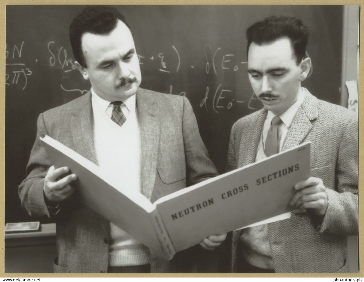 Bertram Brockhouse (1918-2003) - Physicist - Signed Card + Photo - Nobel Prize - Inventors & Scientists