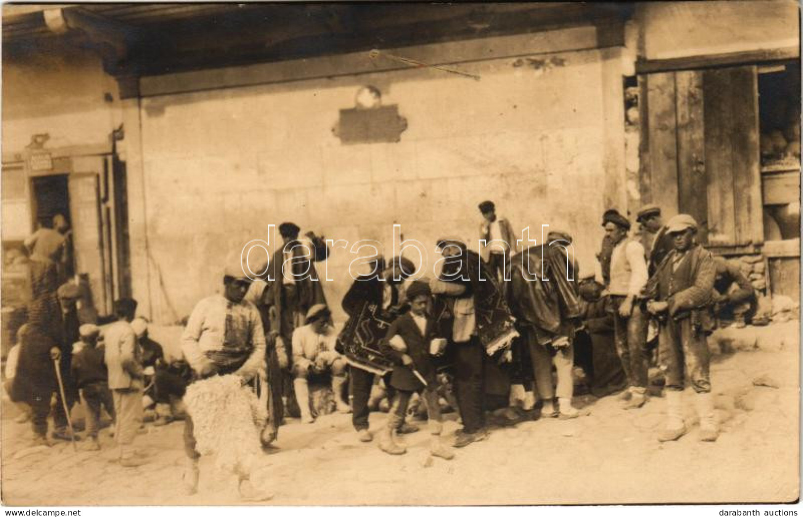 * T2/T3 Constantinople, Istanbul; Utcai árusok, Egy Fiú Késsel Kenyeret Készül Vágni / Market, Street Vendors, A Boy Is  - Ohne Zuordnung