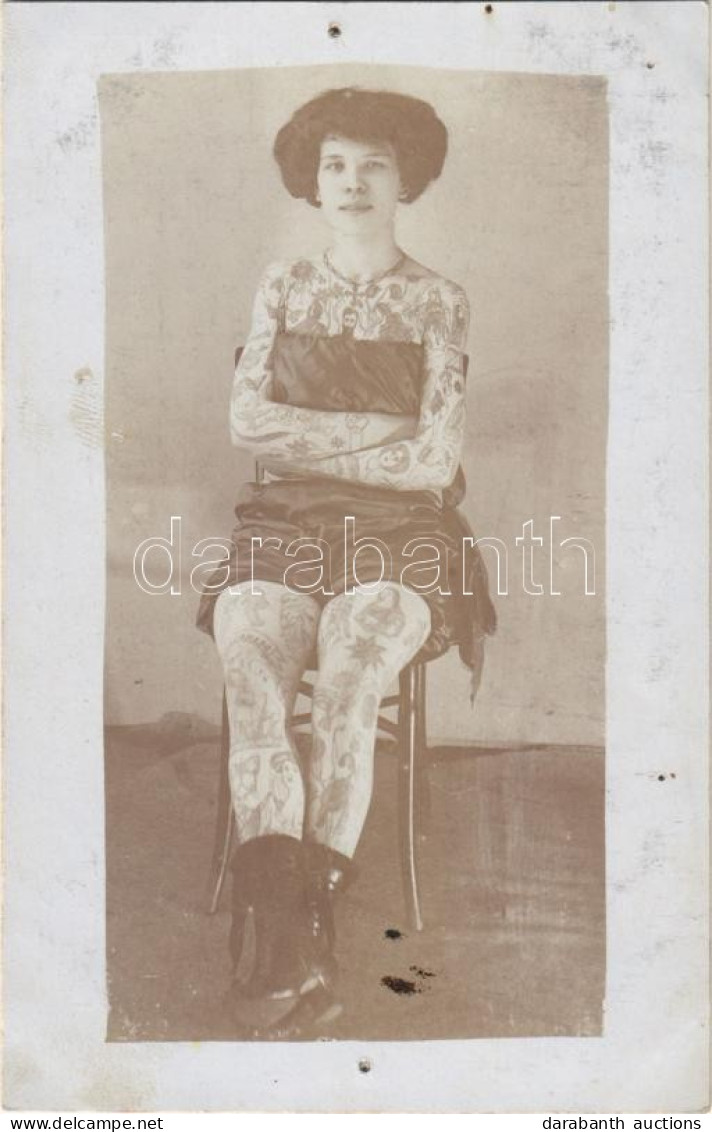 ** T4 Tetovált Nő A Századfordulóról / Circus Acrobat, Tattooed Woman From ~1905. Photo (lyukak / Pinholes) - Non Classés