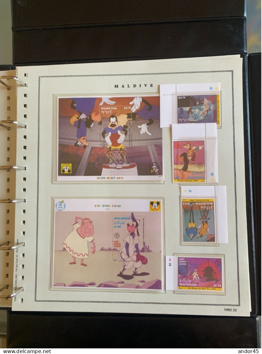 1992 ANNATA COMPLETA COLLEZIONE WALT DISNEY DA TUTTE LE PARTI DEL MONDO  MONTATA SU ALBUM CONTENENTE   FRANCOBOLLI SINGO