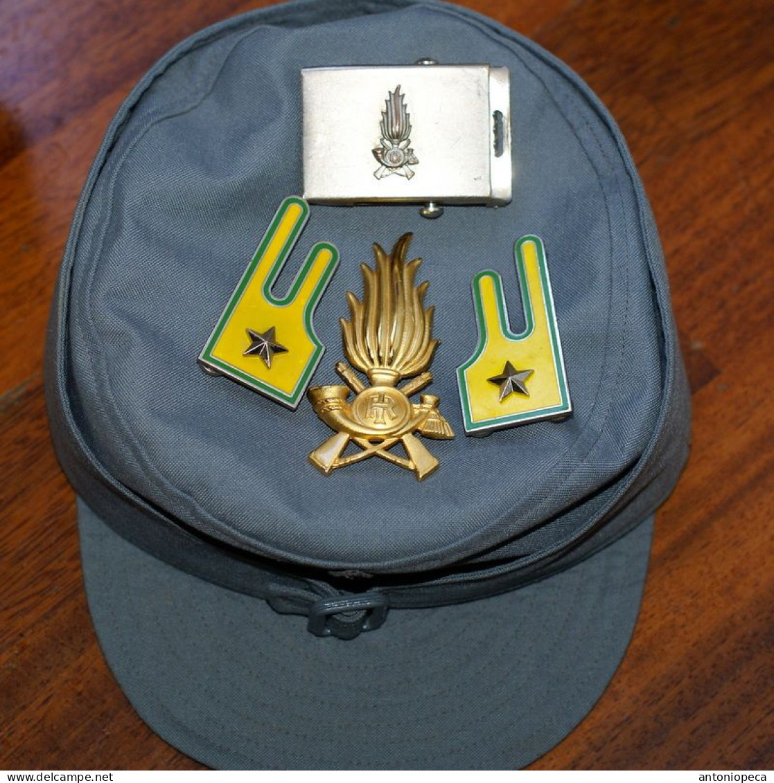 ITALY, ITALIAN GUARDIA DI FINANZA SERVICE CAP AND INSIGNA - Headpieces, Headdresses