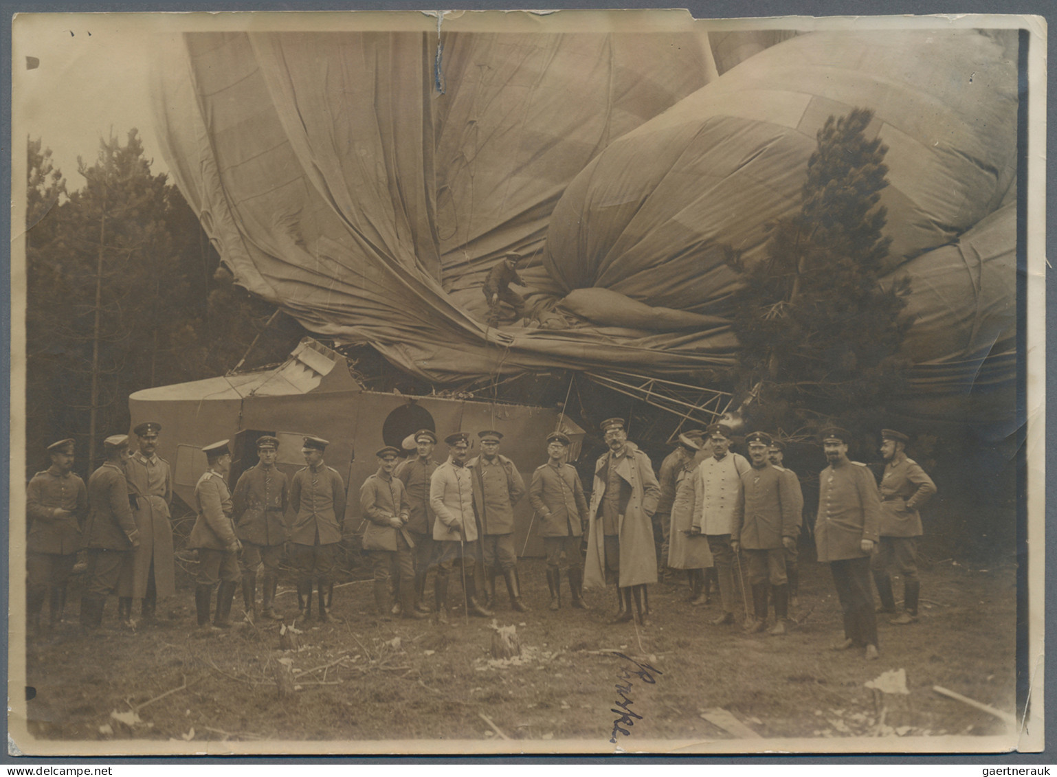 Thematics: zeppelin: 1915. Very rare series of four original, period photographs