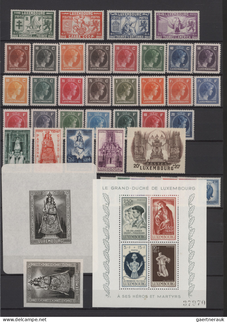 Luxembourg: 1945/1990, Apparently Complete MNH Collection In A Stockbook, Two Se - Lettres & Documents