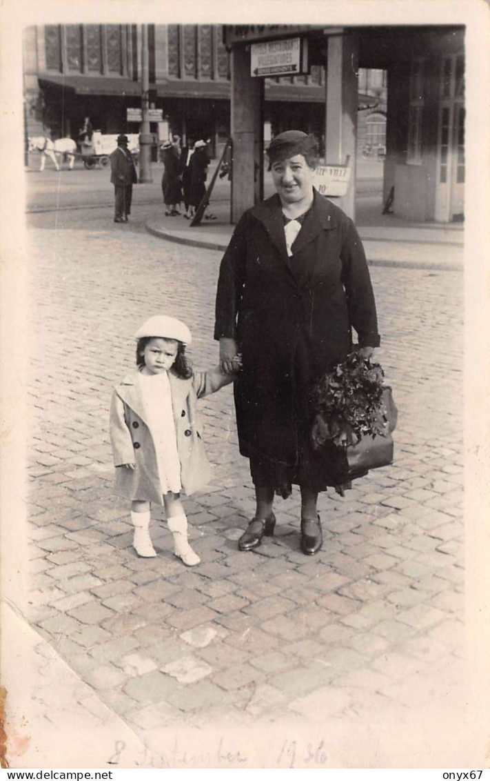 Carte Postale Photo STRASBOURG-67-Bas-Rhin-Femme Et Jeune Fille Rue Pavée à Strasbourg ATTENTION PLI - Strasbourg