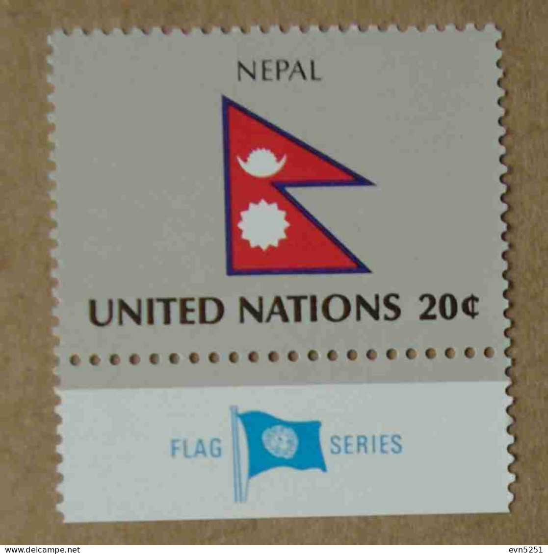 Ny83-01 : Nations-Unies (N-Y) / Drapeau Des Etats Membres De L' ONU - Népal Avec La Vignette "FLAG SERIES" - Neufs