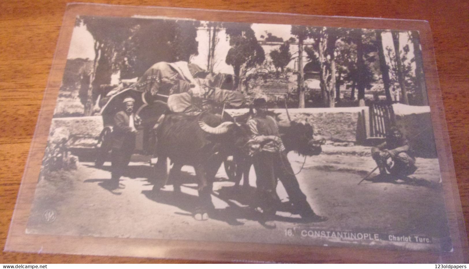 Turkey - Turquie  Constantinople. 1923 TIMBREE  VERS TCHECOSLOVAQUIE CHARIOT TURC CARTE PHOTO - Turquie