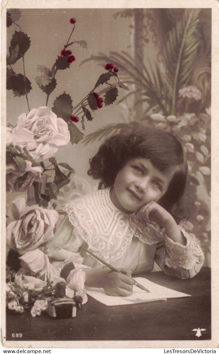 ENFANT - Petite Fille écrivant Une Lettre - Carte Postale Ancienne - Portraits