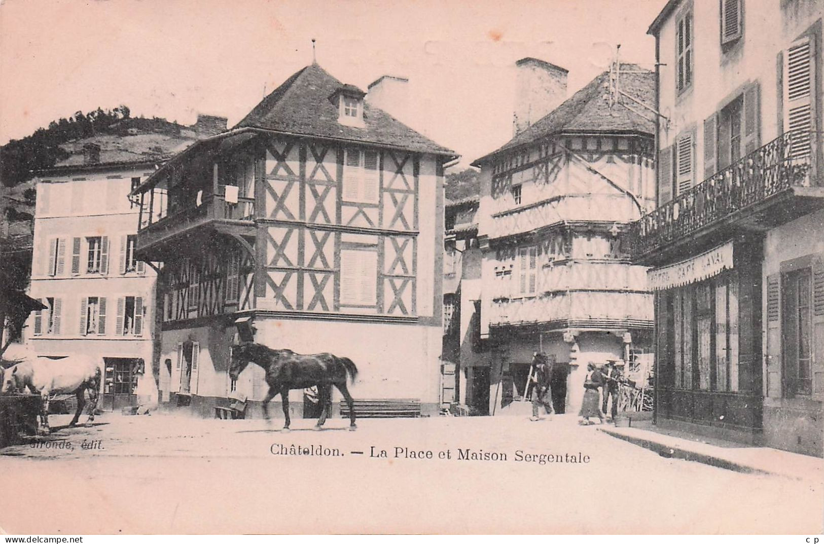 Chateldon - La Place Et La Maison Sergentale -  Chevaux - CPA °J - Chateldon