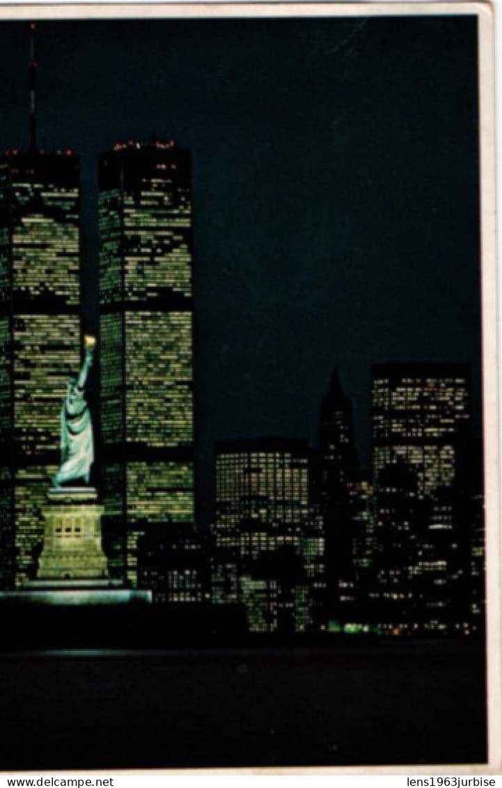 New York City , The Statue Of Liberty And The Piercing Superstructures Of The Worl Trade Center - Vrijheidsbeeld