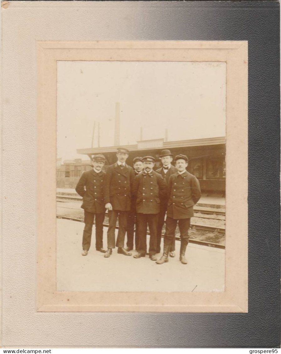 RARE!  PETIT QUEVILLY PHOTO 11X8CM SUR CARTONNAGE PERSONNEL DE LA GARE VERS 1900 - Le Petit-quevilly