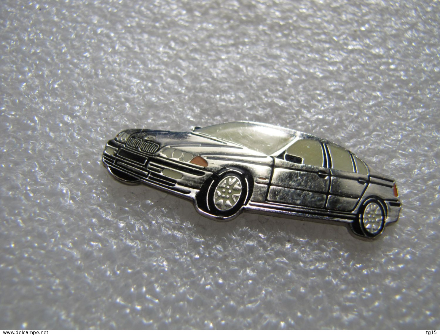 PIN'S    BMW  SERIE 3  E 46    BERLINE - BMW