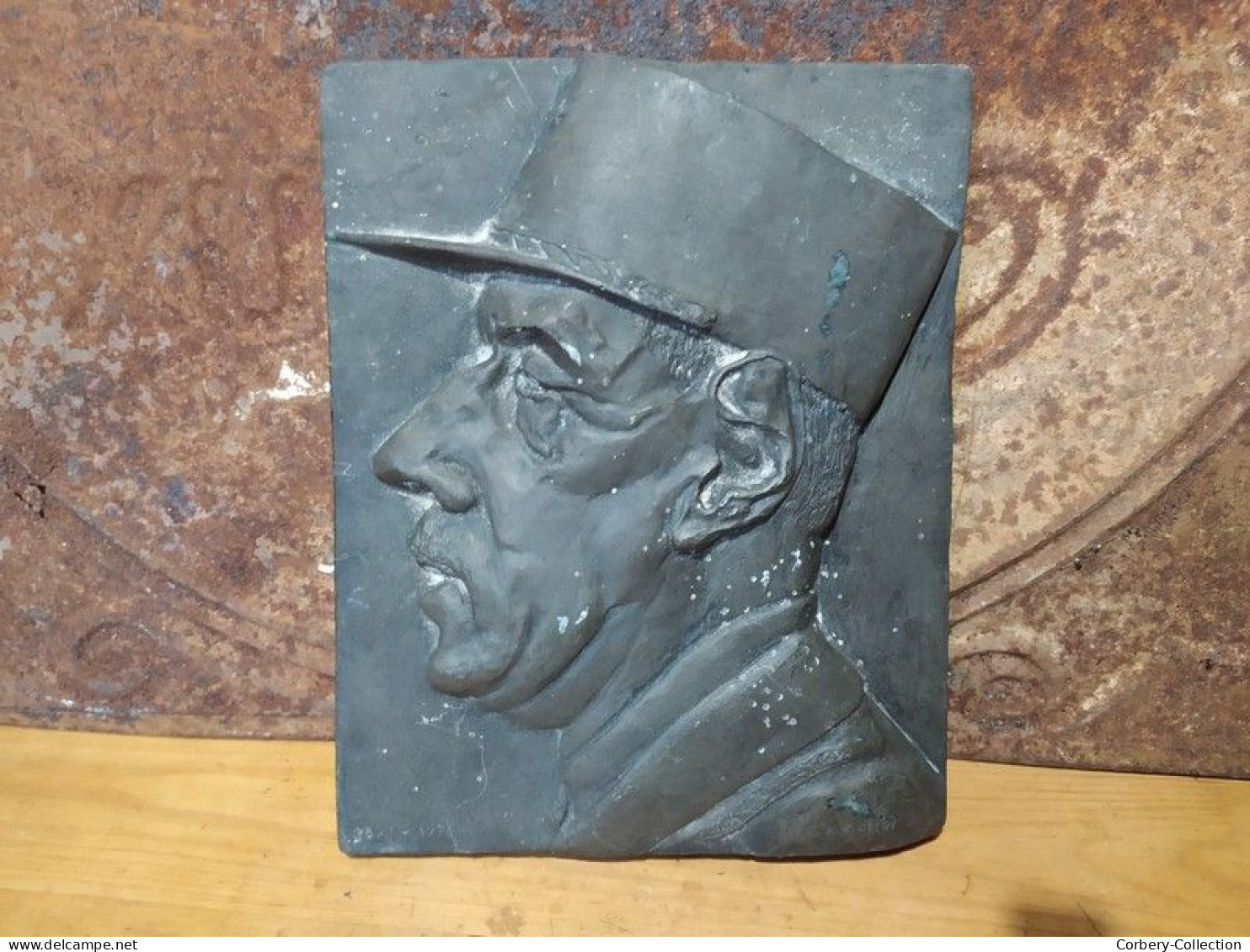 Sculpture Bas Relief Portrait Du Général Charles De Gaulle Signé Cachot - Otros & Sin Clasificación