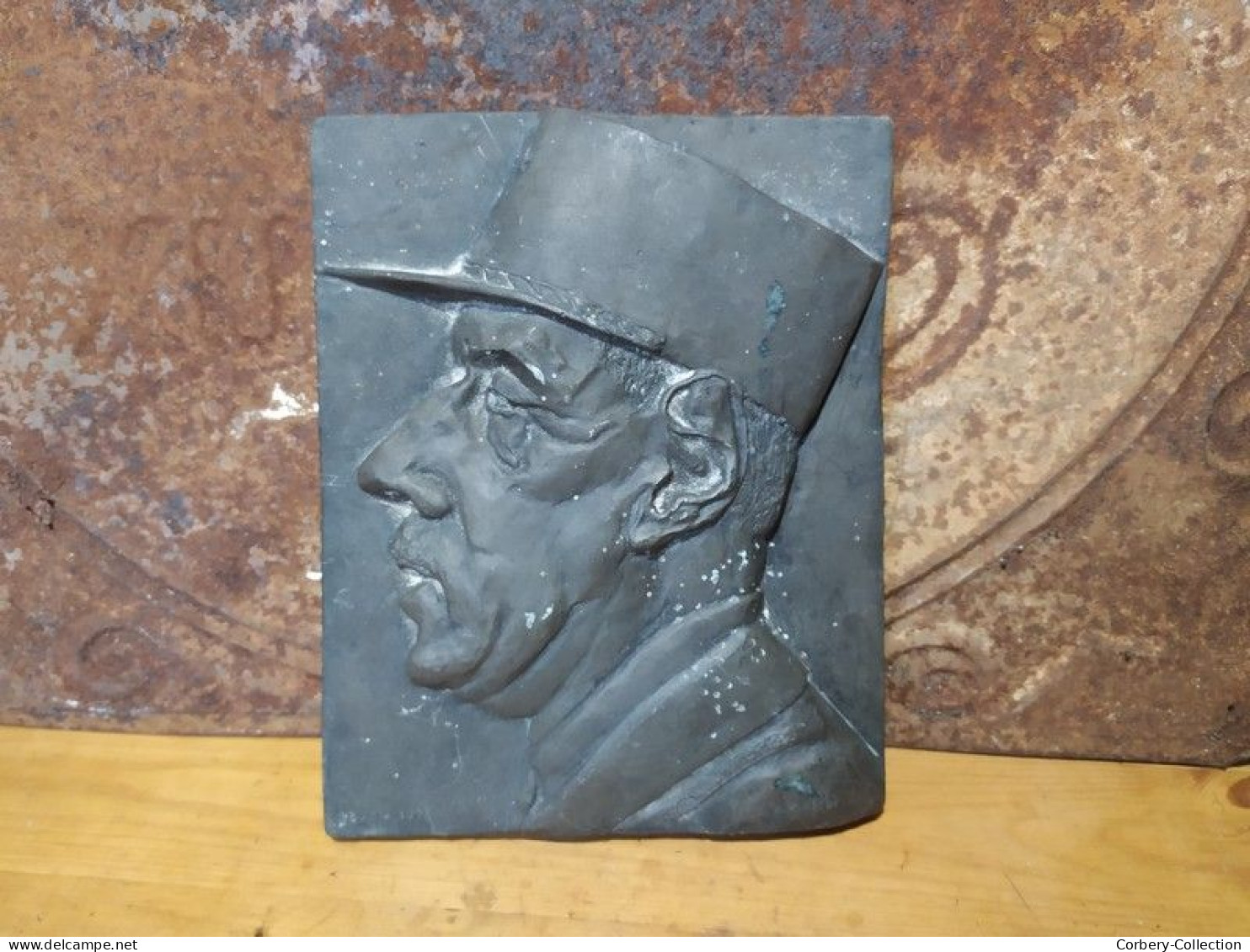 Sculpture Bas Relief Portrait Du Général Charles De Gaulle Signé Cachot - Autres & Non Classés