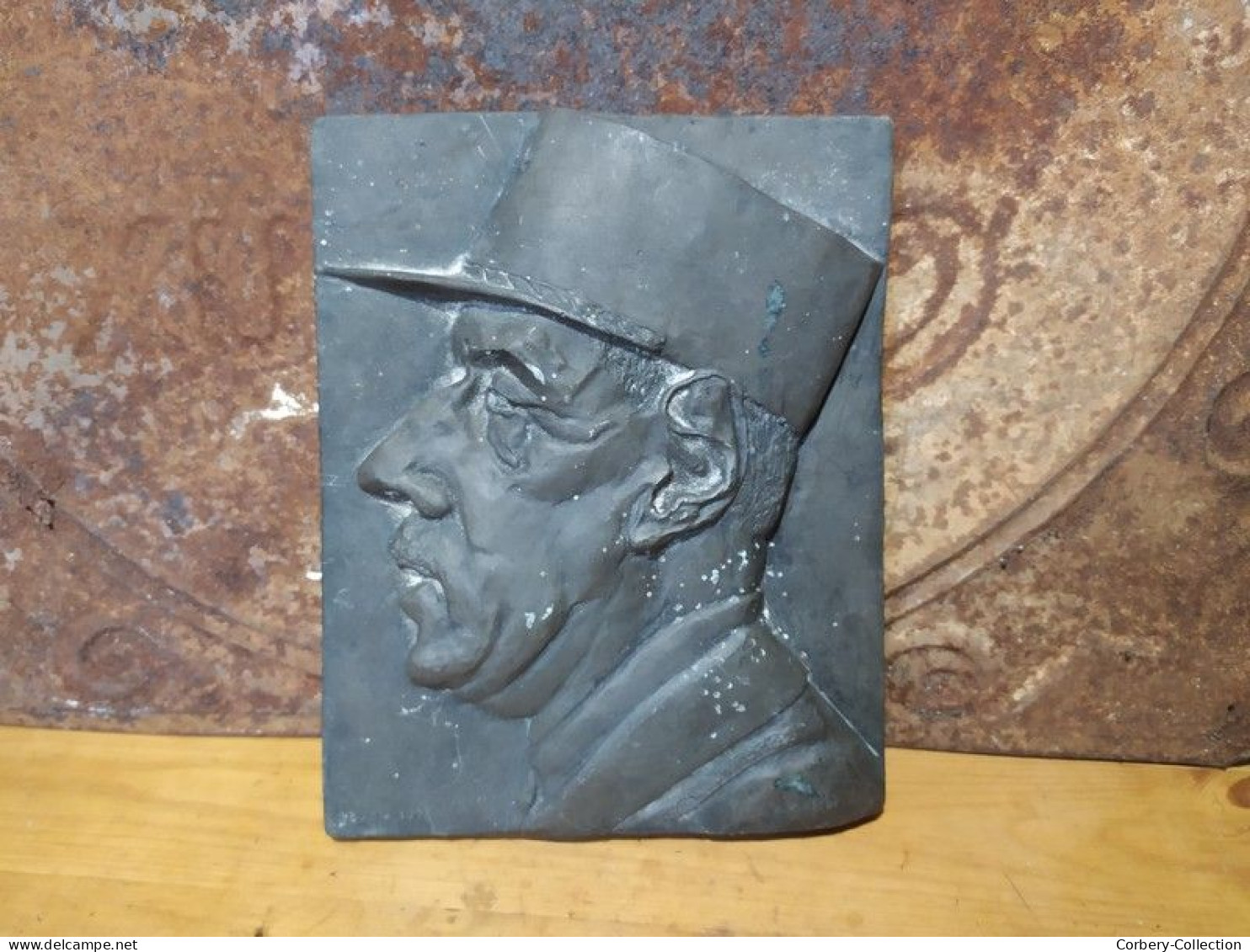 Sculpture Bas Relief Portrait Du Général Charles De Gaulle Signé Cachot - Sonstige & Ohne Zuordnung