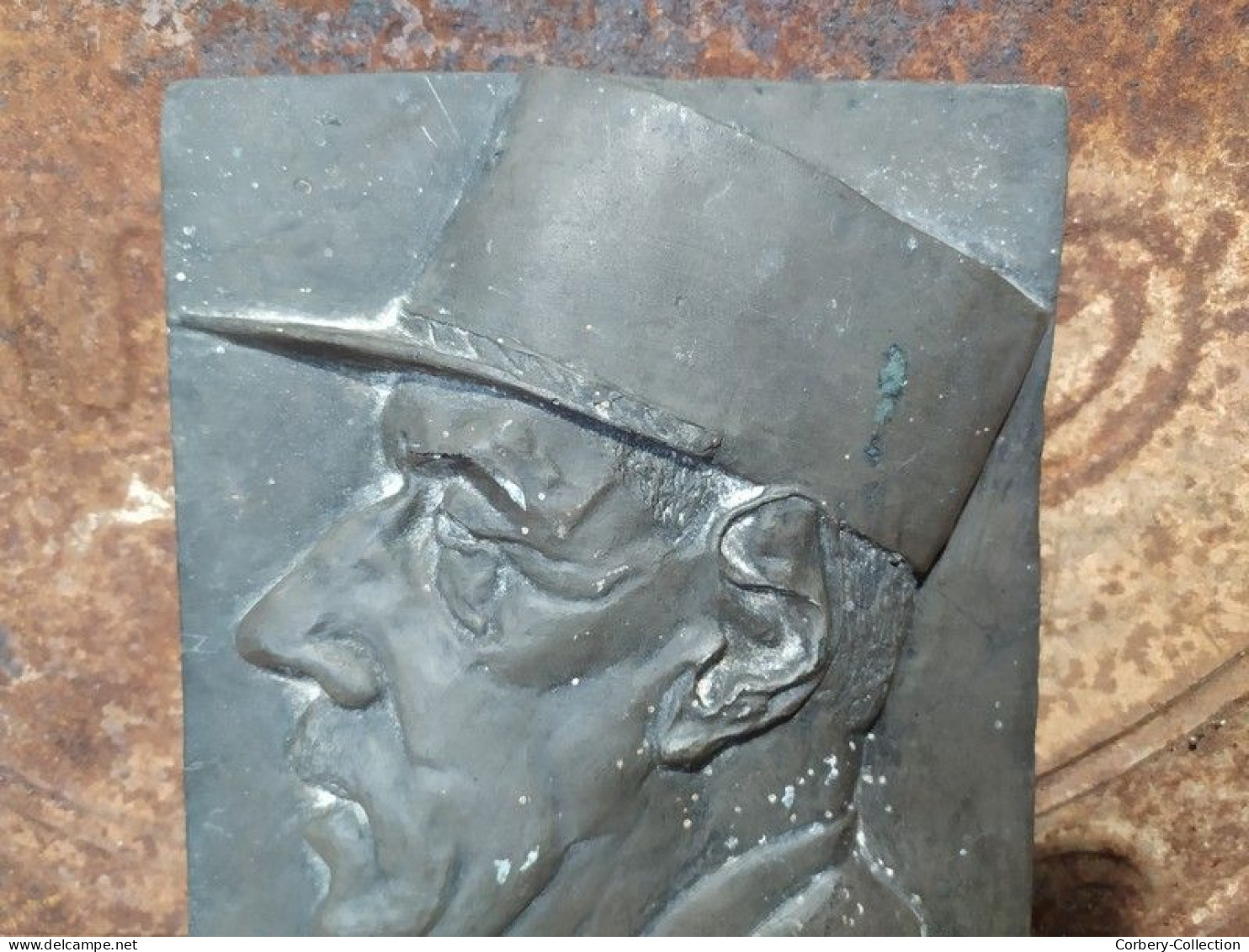 Sculpture Bas Relief Portrait Du Général Charles De Gaulle Signé Cachot - Sonstige & Ohne Zuordnung