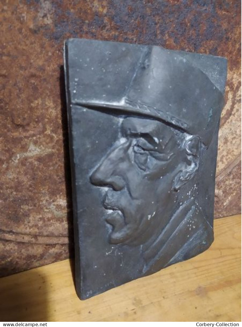 Sculpture Bas Relief Portrait du Général Charles De Gaulle Signé Cachot